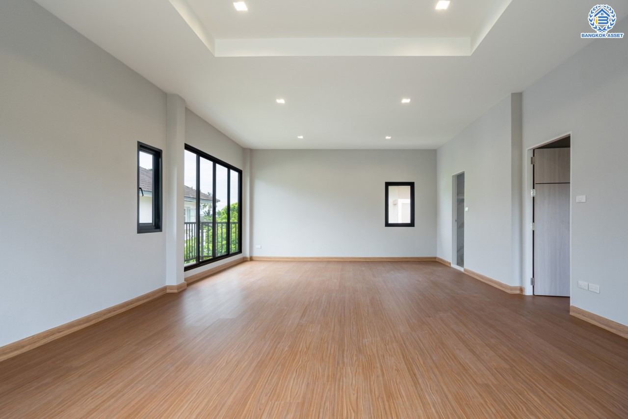 บ้านมือสองตกแต่งใหม่ ม.ราชพฤกษ์ บางบอน4 ตกแต่งหรูหรา ดีไซน์ Classic เนื้อที่ 100.5 ตร.ว. ฟังก์ชัน 3 ห้องนอน 4 ห้องน้ำ 1 ห้องแม่บ้าน จอดรถได้ 2 คัน พื้นที่สนามหญ้ากว้างกว่า 216 ตร.ม. บนทำเลศักยภาพ เชื่อมต่อหลายเส้นทาง ใกล้เดอะมอลล์บางแค จุดขึ้นทางด่วน "เพชรเกษม" และรถไฟฟ้าสายสีน้ำเงิน "สถานีหลักสอง"